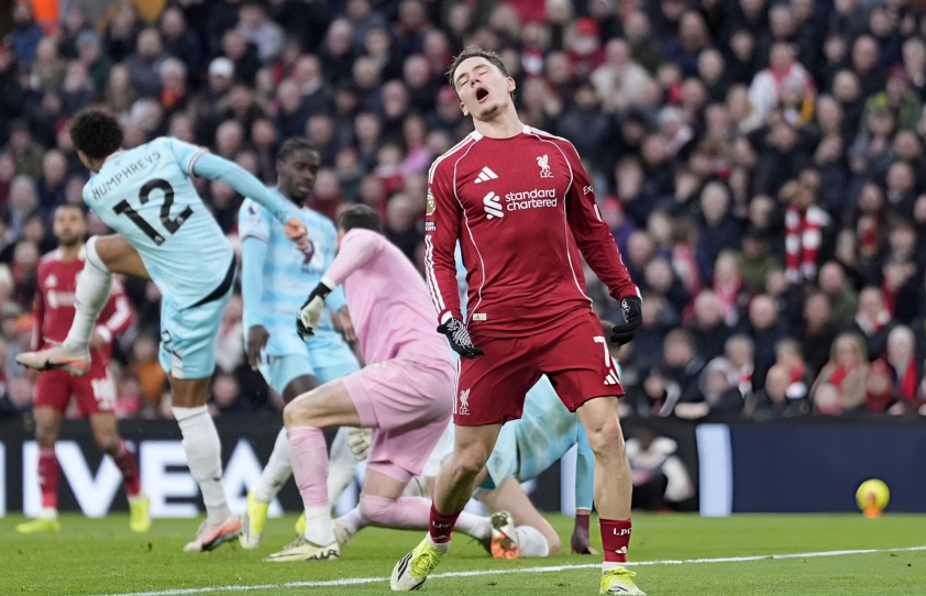 Cầu thủ Liverpool thất vọng sau pha bỏ lỡ cơ hội ghi bàn.